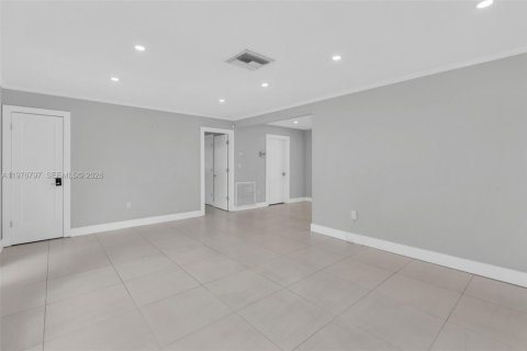 House in Oakland Park, Florida 4 bedrooms, 145.48 sq.m. № 2047206 - photo 11