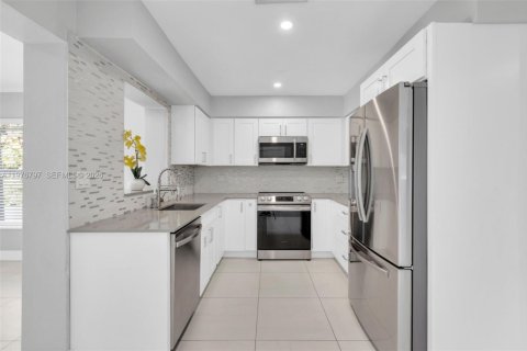 House in Oakland Park, Florida 4 bedrooms, 145.48 sq.m. № 2047206 - photo 14