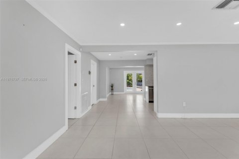 House in Oakland Park, Florida 4 bedrooms, 145.48 sq.m. № 2047206 - photo 10