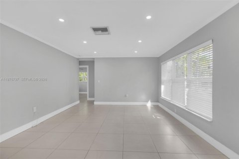 House in Oakland Park, Florida 4 bedrooms, 145.48 sq.m. № 2047206 - photo 6