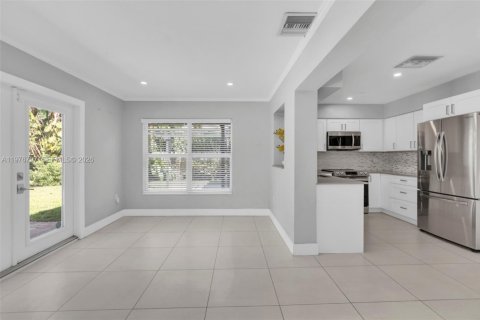 House in Oakland Park, Florida 4 bedrooms, 145.48 sq.m. № 2047206 - photo 18