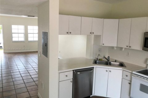 Copropriété à louer à Hialeah Gardens, Floride: 2 chambres, 102.19 m2 № 1759127 - photo 4