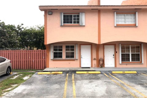 Copropriété à louer à Hialeah Gardens, Floride: 2 chambres, 102.19 m2 № 1759127 - photo 1