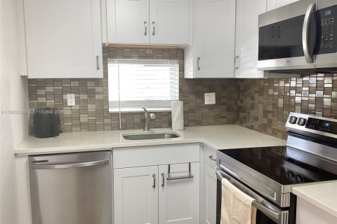 Купить кондоминиум в Пемброк-Пайнс, Флорида 1 спальня, 83.61м2, № 2025012 - фото 4