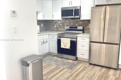 Купить кондоминиум в Пемброк-Пайнс, Флорида 1 спальня, 83.61м2, № 2025012 - фото 2