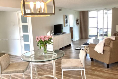 Купить кондоминиум в Пемброк-Пайнс, Флорида 1 спальня, 83.61м2, № 2025012 - фото 15