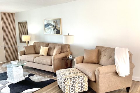 Купить кондоминиум в Пемброк-Пайнс, Флорида 1 спальня, 83.61м2, № 2025012 - фото 25