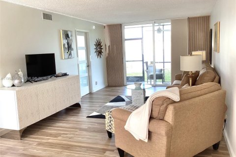 Купить кондоминиум в Пемброк-Пайнс, Флорида 1 спальня, 83.61м2, № 2025012 - фото 27