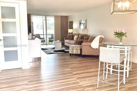 Кондоминиум с 1 спальней в Пемброк-Пайнс, Флорида № 2025012