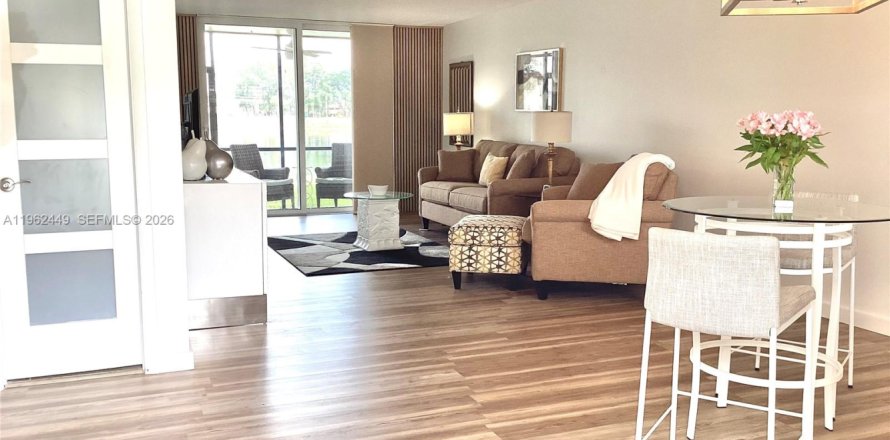 Кондоминиум с 1 спальней в Пемброк-Пайнс, Флорида № 2025012