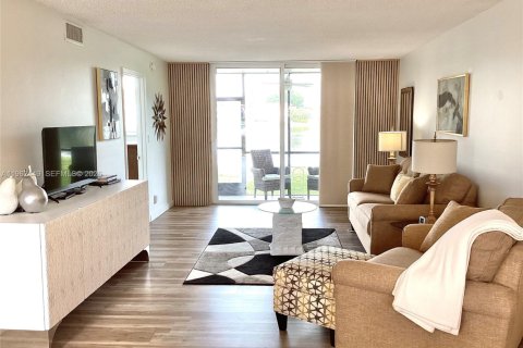 Купить кондоминиум в Пемброк-Пайнс, Флорида 1 спальня, 83.61м2, № 2025012 - фото 24