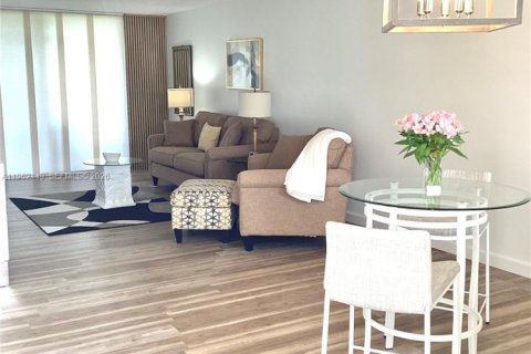 Купить кондоминиум в Пемброк-Пайнс, Флорида 1 спальня, 83.61м2, № 2025012 - фото 18