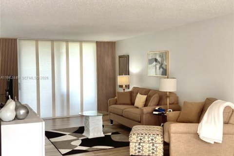 Купить кондоминиум в Пемброк-Пайнс, Флорида 1 спальня, 83.61м2, № 2025012 - фото 17