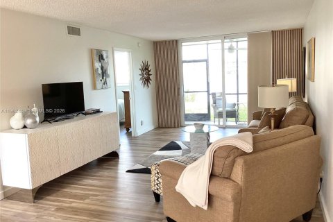 Купить кондоминиум в Пемброк-Пайнс, Флорида 1 спальня, 83.61м2, № 2025012 - фото 23