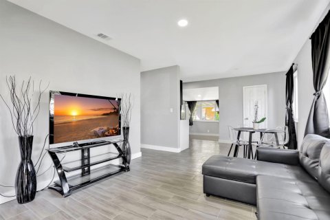 House in Fort Lauderdale, Florida 3 bedrooms, 107.77 sq.m. № 2154383 - photo 12