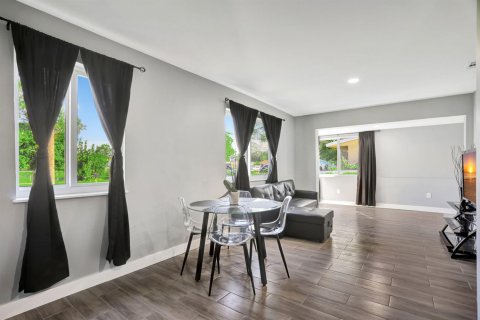 House in Fort Lauderdale, Florida 3 bedrooms, 107.77 sq.m. № 2154383 - photo 8