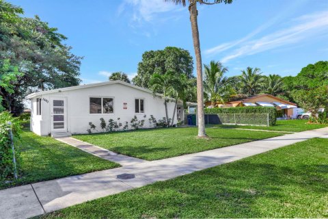 House in Fort Lauderdale, Florida 3 bedrooms, 107.77 sq.m. № 2154383 - photo 1