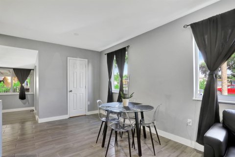 House in Fort Lauderdale, Florida 3 bedrooms, 107.77 sq.m. № 2154383 - photo 9
