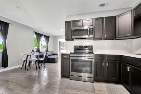House in Fort Lauderdale, Florida 3 bedrooms, 107.77 sq.m. № 2154383 - photo 6