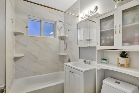 House in Fort Lauderdale, Florida 3 bedrooms, 107.77 sq.m. № 2154383 - photo 15