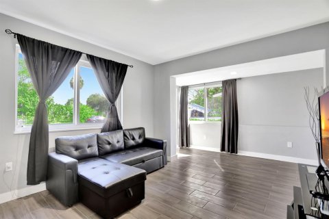 House in Fort Lauderdale, Florida 3 bedrooms, 107.77 sq.m. № 2154383 - photo 10