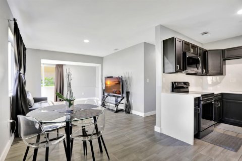 House in Fort Lauderdale, Florida 3 bedrooms, 107.77 sq.m. № 2154383 - photo 7