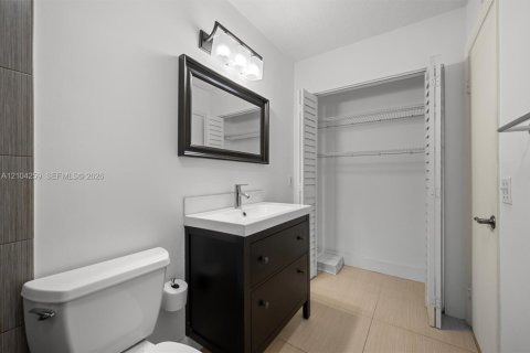 Condo in Doral, Florida, 2 bedrooms № 2412291 - photo 23