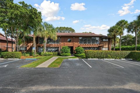 Condo in Doral, Florida, 2 bedrooms № 2412291 - photo 3