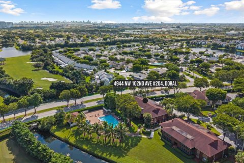 Condo in Doral, Florida, 2 bedrooms № 2412291 - photo 2