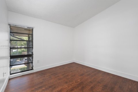Condo in Doral, Florida, 2 bedrooms № 2412291 - photo 25