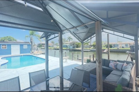House in Hudson, Florida 4 bedrooms, 162.67 sq.m. № 1913132 - photo 14
