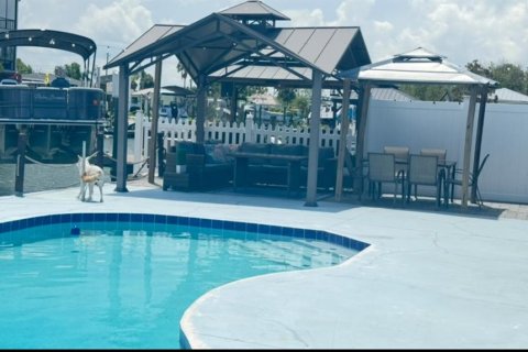House in Hudson, Florida 4 bedrooms, 162.67 sq.m. № 1913132 - photo 12