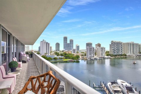 Condo in Miami Beach, Florida, 4 bedrooms  № 2013592 - photo 27