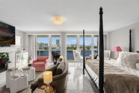 Condo in Miami Beach, Florida, 4 bedrooms  № 2013592 - photo 30