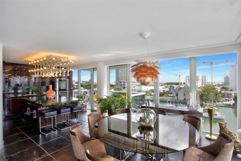 Condo in Miami Beach, Florida, 4 bedrooms  № 2013592 - photo 14