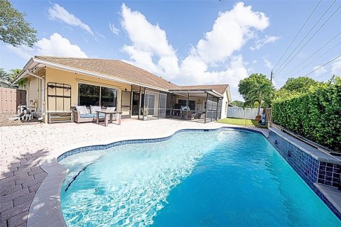 House in Sunrise, Florida 4 bedrooms, 203.08 sq.m. № 1849010 - photo 1