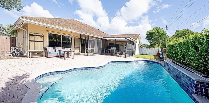 House in Sunrise, Florida 4 bedrooms, 203.08 sq.m. № 1849010