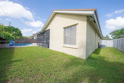 House in Sunrise, Florida 4 bedrooms, 203.08 sq.m. № 1849010 - photo 22