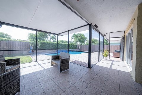 House in Sunrise, Florida 4 bedrooms, 203.08 sq.m. № 1849010 - photo 9