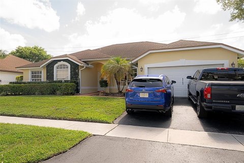 House in Sunrise, Florida 4 bedrooms, 203.08 sq.m. № 1849010 - photo 4