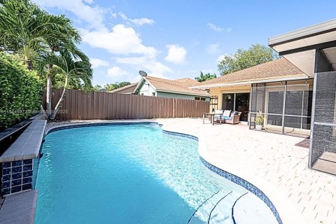 House in Sunrise, Florida 4 bedrooms, 203.08 sq.m. № 1849010 - photo 2