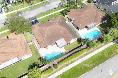 House in Sunrise, Florida 4 bedrooms, 203.08 sq.m. № 1849010 - photo 24