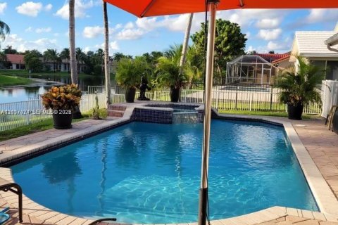 House in Plantation, Florida 4 bedrooms, 277.41 sq.m. № 2402507 - photo 3