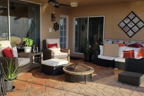 House in Plantation, Florida 4 bedrooms, 277.41 sq.m. № 2402507 - photo 12