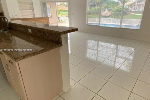 House in Plantation, Florida 4 bedrooms, 277.41 sq.m. № 2402507 - photo 5