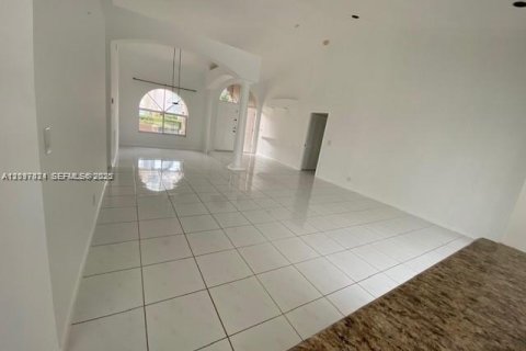 House in Plantation, Florida 4 bedrooms, 277.41 sq.m. № 2402507 - photo 9
