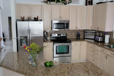 House in Plantation, Florida 4 bedrooms, 277.41 sq.m. № 2402507 - photo 7