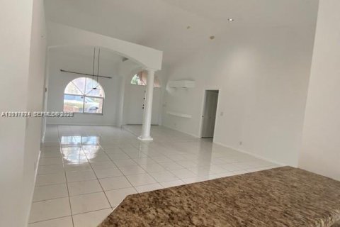 House in Plantation, Florida 4 bedrooms, 277.41 sq.m. № 2402507 - photo 6