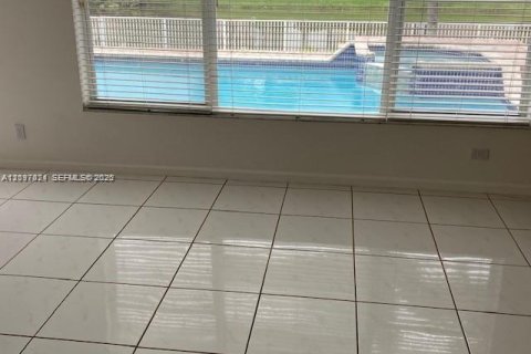 House in Plantation, Florida 4 bedrooms, 277.41 sq.m. № 2402507 - photo 8