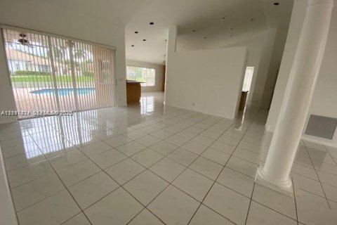 House in Plantation, Florida 4 bedrooms, 277.41 sq.m. № 2402507 - photo 4
